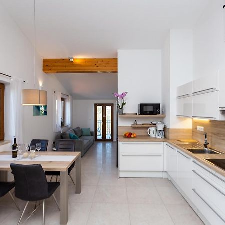 Apartments Krusec พูลา ภายนอก รูปภาพ
