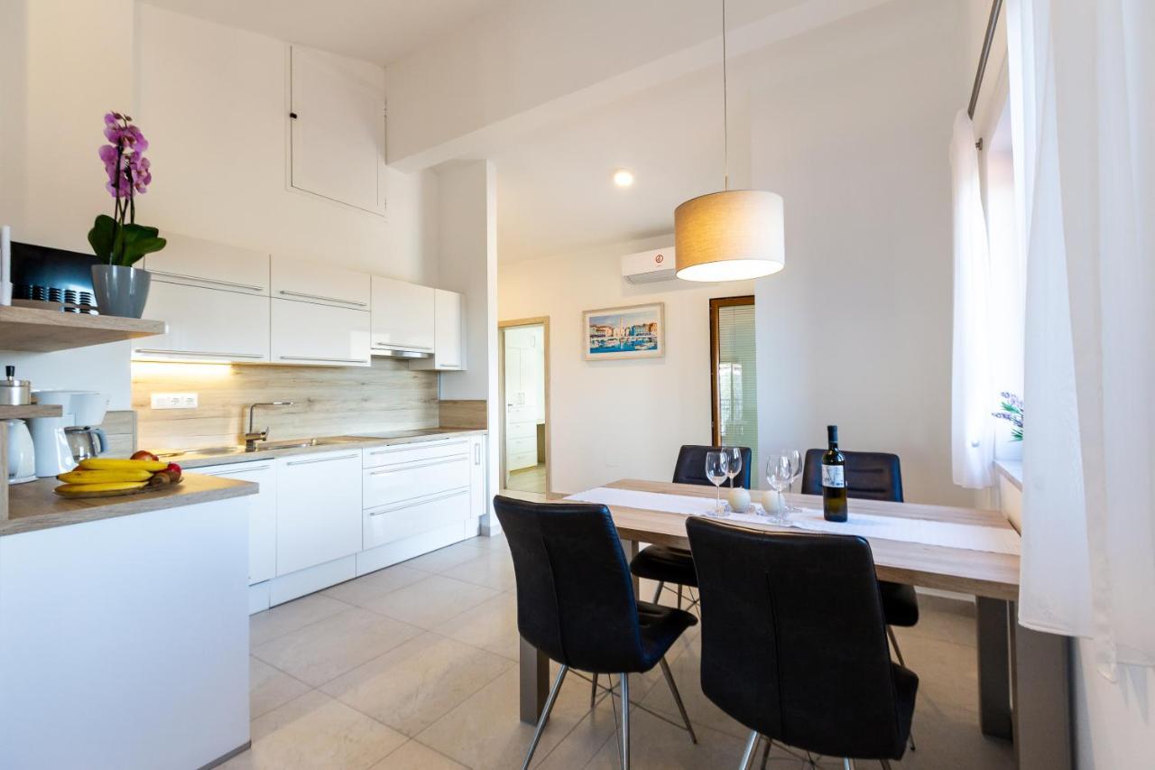 Apartments Krusec พูลา ภายนอก รูปภาพ